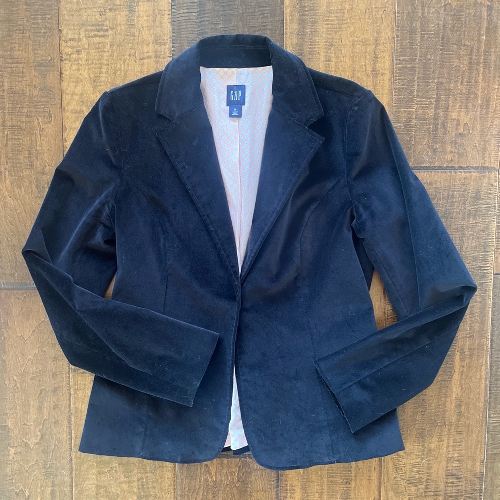 GAP black velvet women’s blazer, fully lined with wide ribbon tie on back. Sz 12